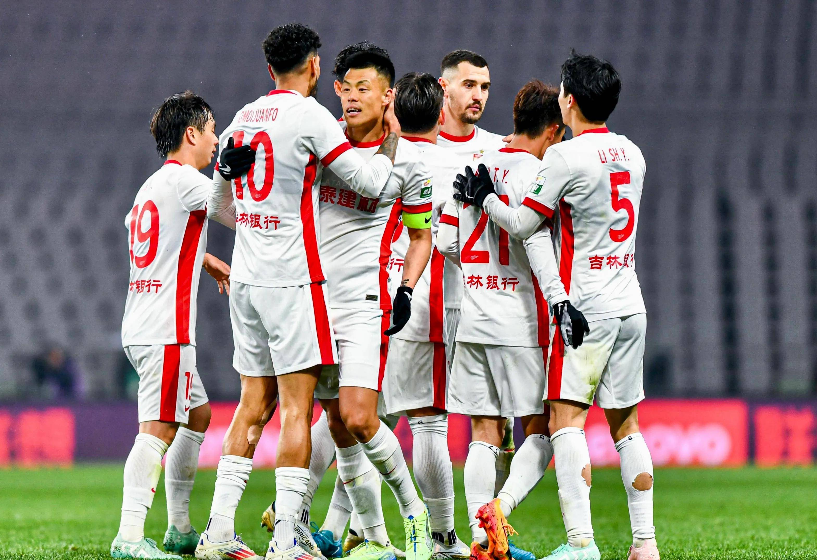 中超联赛中球队为夺冠而奋力拼搏