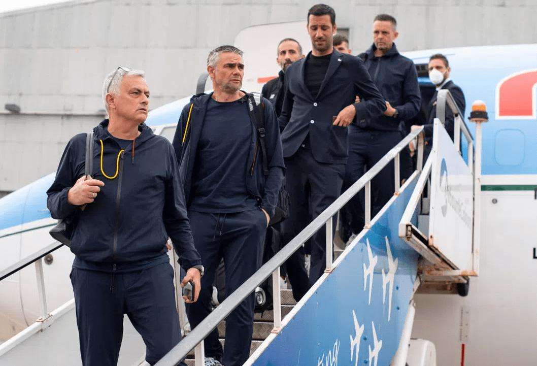 包含纽卡斯尔联教练赴罗马考察，或将入主的词条