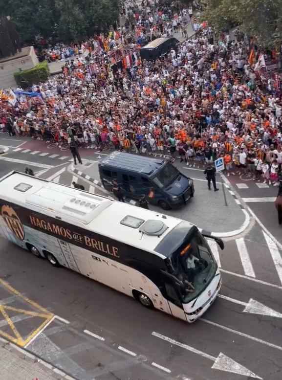 瓦伦西亚球迷为球队加油助威