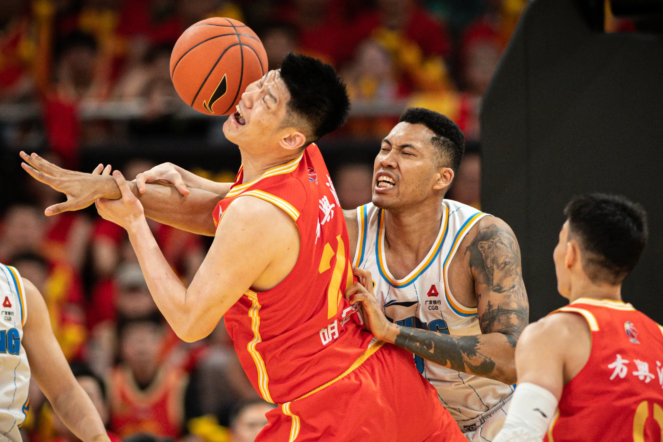 实力对比！热门球队对决，谁能称王