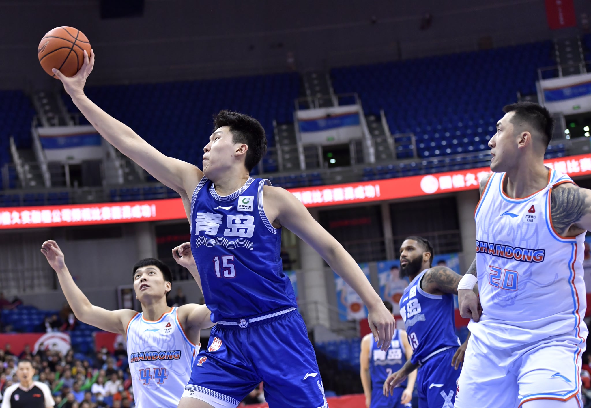 青岛男篮坐镇主场，大胜对手