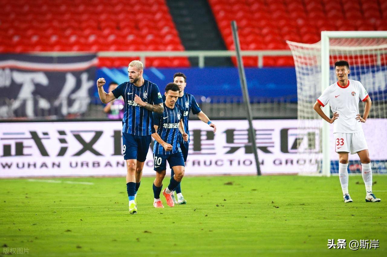 青岛队主场失利，球员表现低迷，教练组紧急研究战术的简单介绍