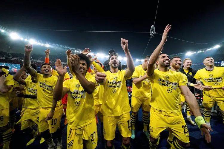 关于多特蒙德全队发挥默契，赢得球迷喝彩的信息