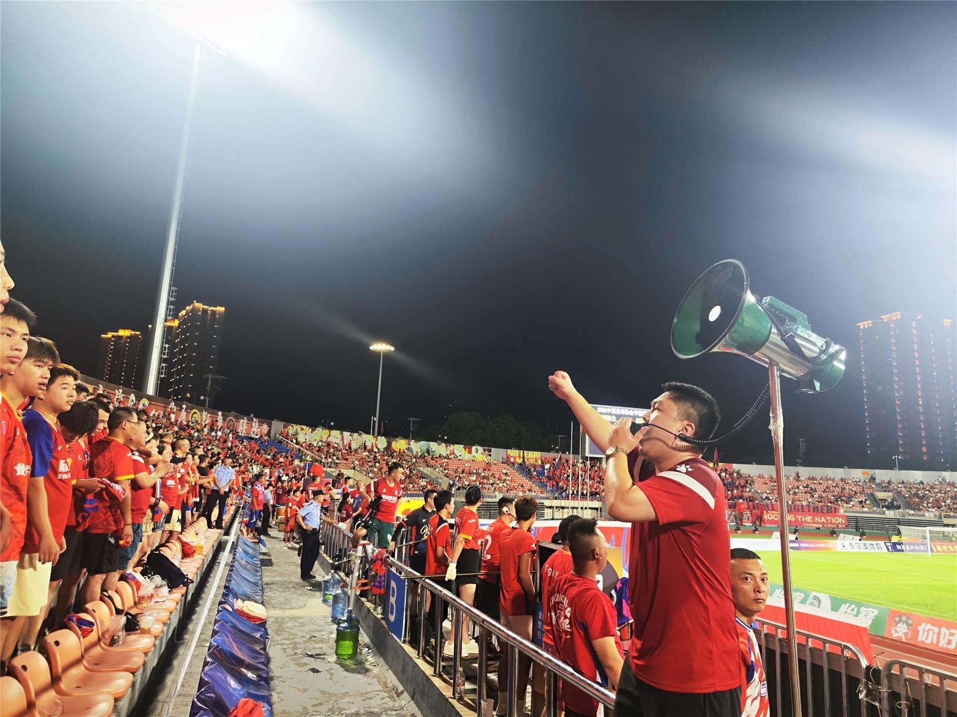 PG游戏下载-欧预赛决赛现场，球迷热情助威的简单介绍