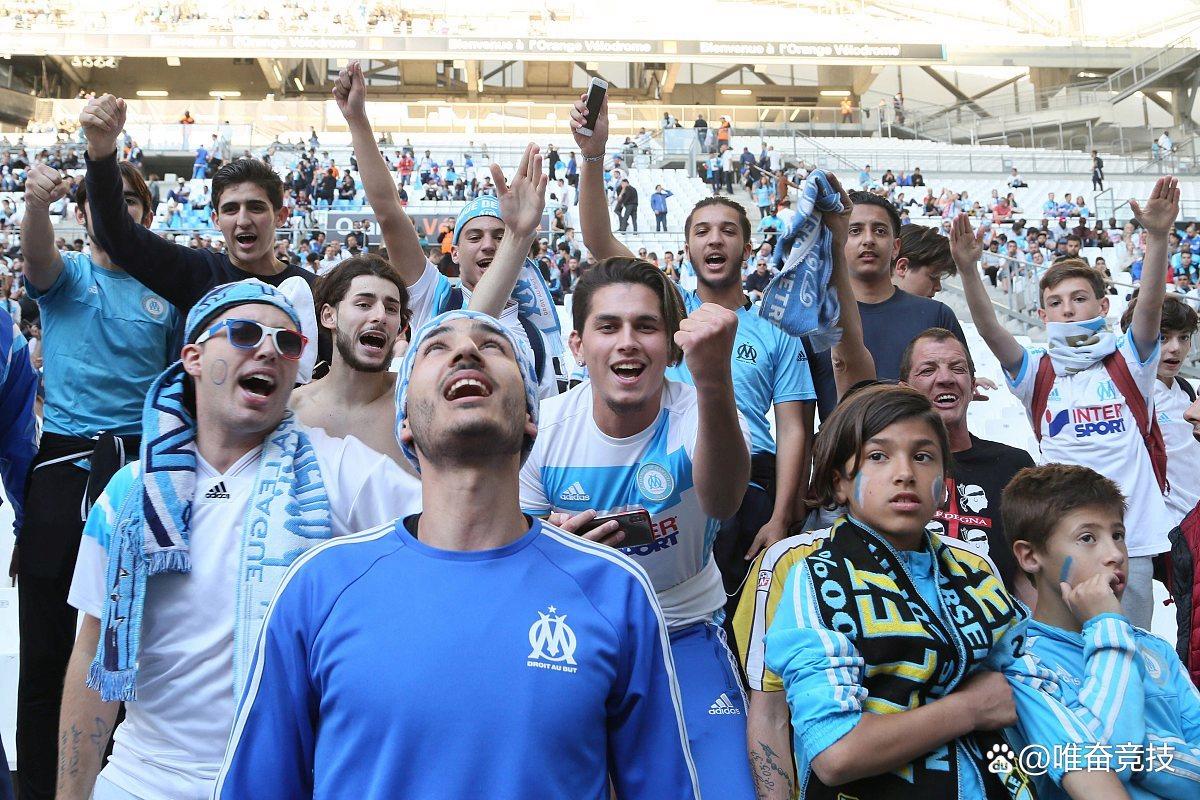 欧预赛决赛现场，球迷热情助威的简单介绍