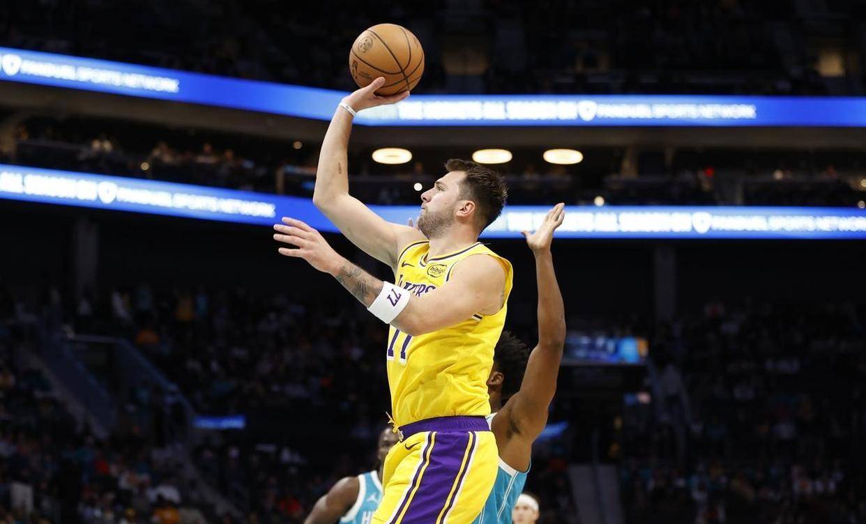 包含湖人B队完胜公牛，塔图姆三分雨点燃全场的词条