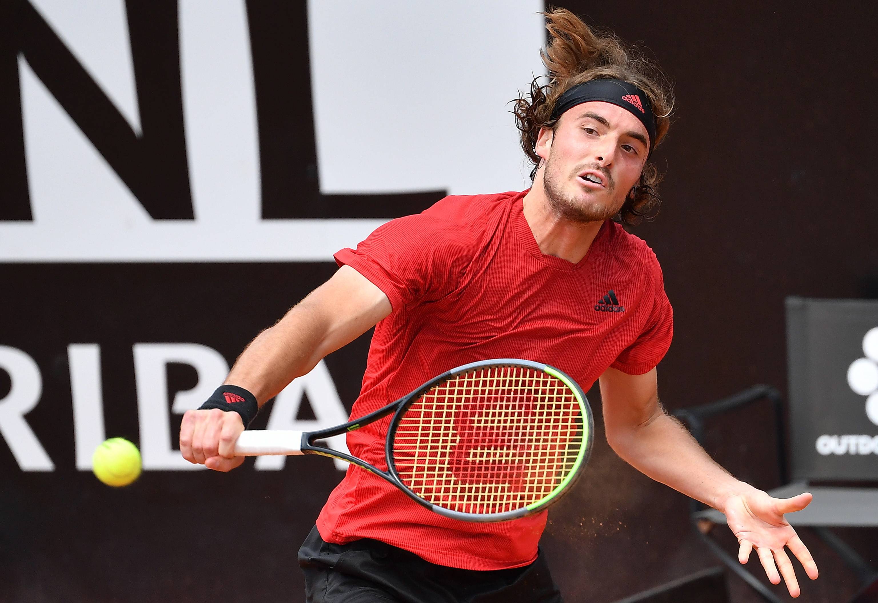 包含欧洲网球队力克西班牙网球队，西西帕斯统治全场的词条