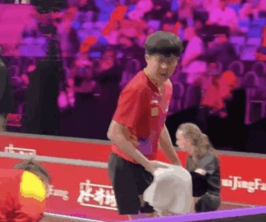 PG电子官网-包含法兰克福队在比赛中拼尽全力争取三分的词条